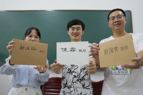 6月10日，best365网页版登录官方网站理学院，3名毕业生从老师手中拿到了自己的信。