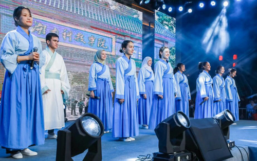 best365网页版登录官方网站留学生团队表演《千年古城的丝路新故事》讲述对零陵古城的美好印象。沈默摄